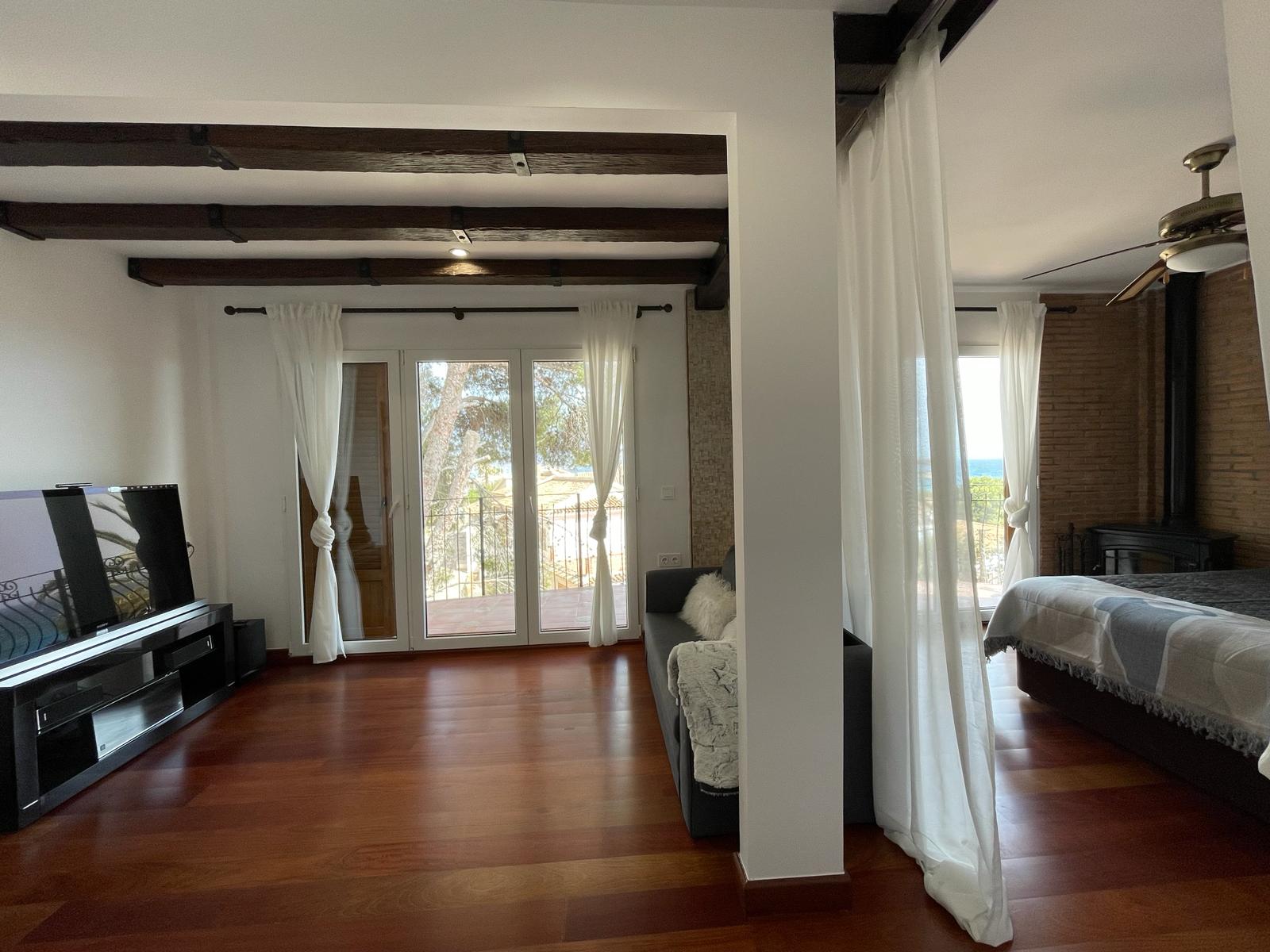 AMAZING 1 BED SEA FACING APT 50 METRES FROM BEACH